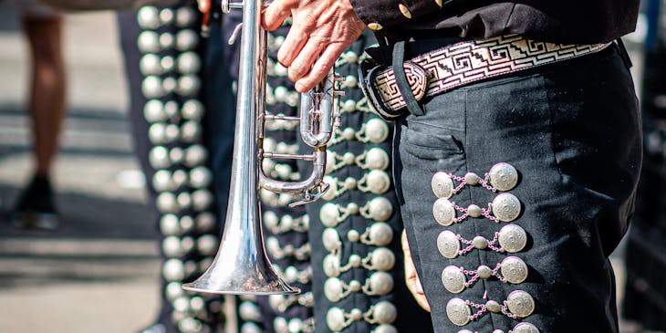 Un grupo de mariachi tocando en un evento.