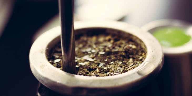 Un acercamiento a infusión de yerba mate en un negocio de mate