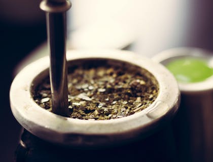 Un acercamiento a infusión de yerba mate en un negocio de mate