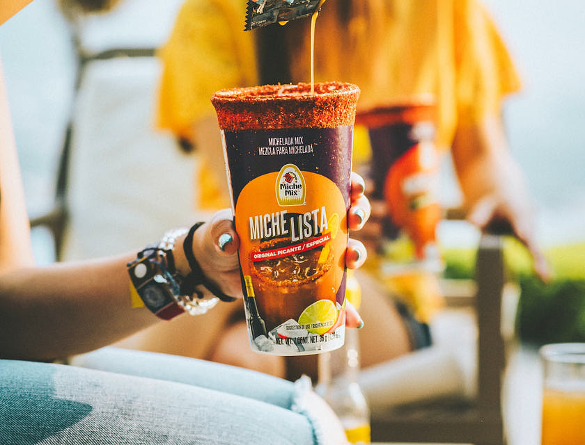 Bebida michelada con diferentes aditivos en un negocio de micheladas.