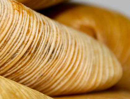 Nacatamales apilados unos sobre otros en un negocio de nacatamales.