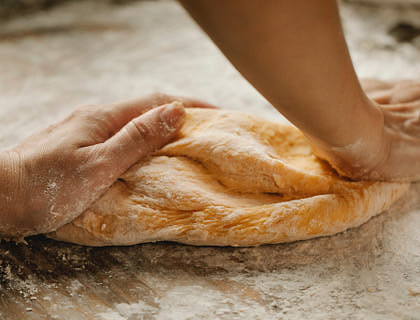 Unas manos amasando un pan en un negocio de pan cubano.