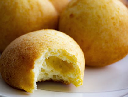 Tres panes de coco recién salidos del horno en un negocio de pan de coco