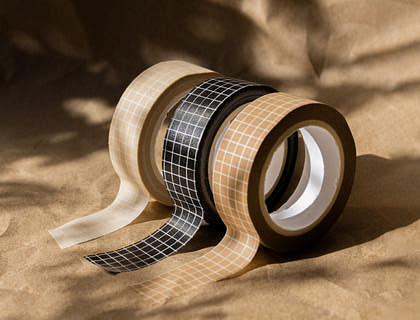 Artículos de papelería sobre un papel cartón.