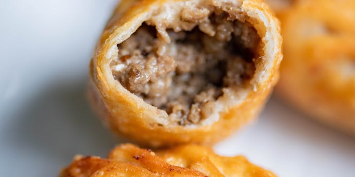 Un pastelito de perro mordido, relleno de carne molida.