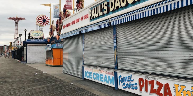 un malecón lleno de negocios de playa