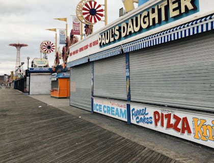 un malecón lleno de negocios de playa