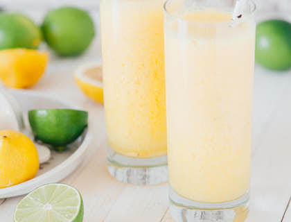 Dos vasos de vidrio con pulque en un negocio de pulque.