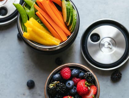 Bowls de acero inoxidable con diferentes tipos de snacks saludables en un negocio de snacks saludables