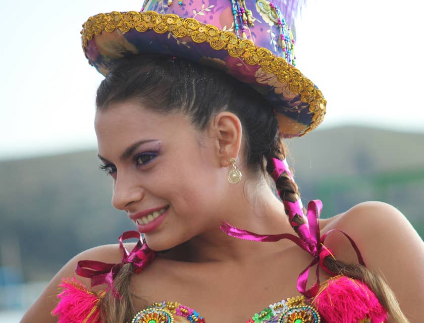 Una mujer vistiendo un sombrero de chola en una celebración boliviana.