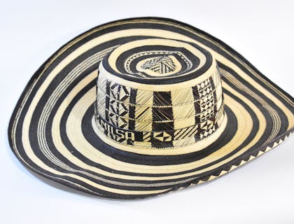 Un sombrero vueltiao sobre un fondo blanco en un negocio de sombreros vueltiao.