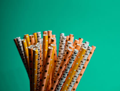 Sorbetes de colores agrupados con un fondo verde en un negocio de sorbetes