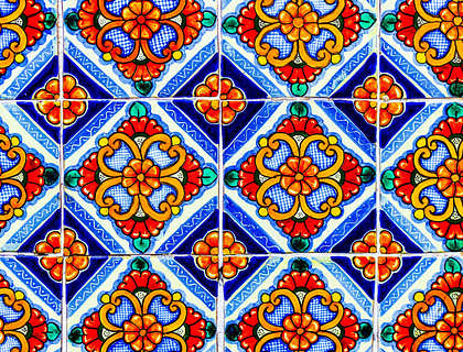 Baldosas de cerámica elaboradas con la técnica de talavera en un negocio de talavera.