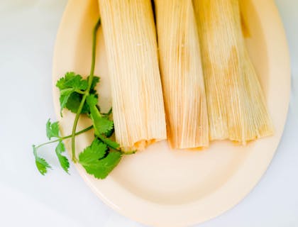 Tamales sobre un plato en un negocio de tamales.