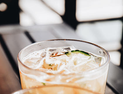 Dos vasos con hielo sobre una mesa en un negocio de tejuino.