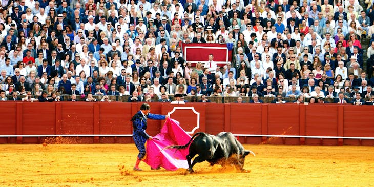 Un matador de toros toreando en medio de una plaza de un negocio de torero.
