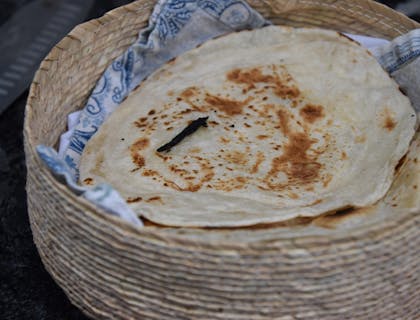 Tortillas de harina dentro de un tortillero en un negocio de tortillería.