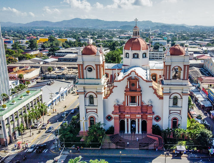Nombres para negocios de tours a coca cola sign San Pedro Sula