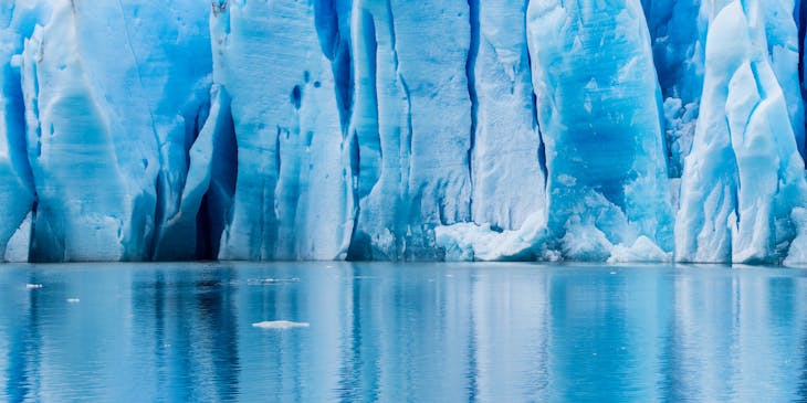 Vista de frente de un glaciar de la Patagonia y el mar abajo en un negocio de tours a la Patagonia.