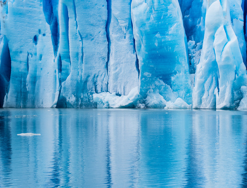 Vista de frente de un glaciar de la Patagonia y el mar abajo en un negocio de tours a la Patagonia.