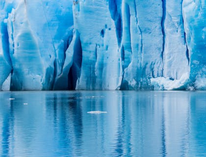 Vista de frente de un glaciar de la Patagonia y el mar abajo en un negocio de tours a la Patagonia.