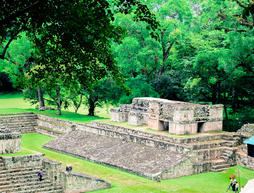 Ruinas mayas de Copán con turistas caminando en un negocio de tours a las ruinas de Copán.