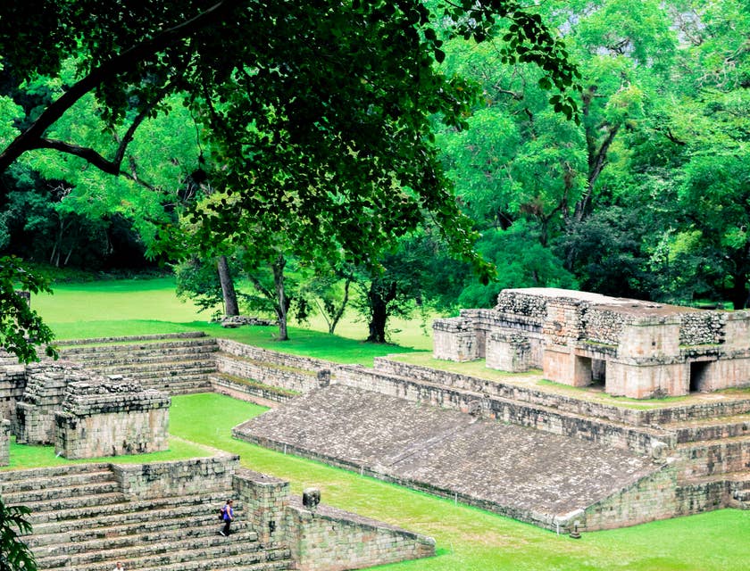 Ruinas mayas de Copán con turistas caminando en un negocio de tours a las ruinas de Copán.