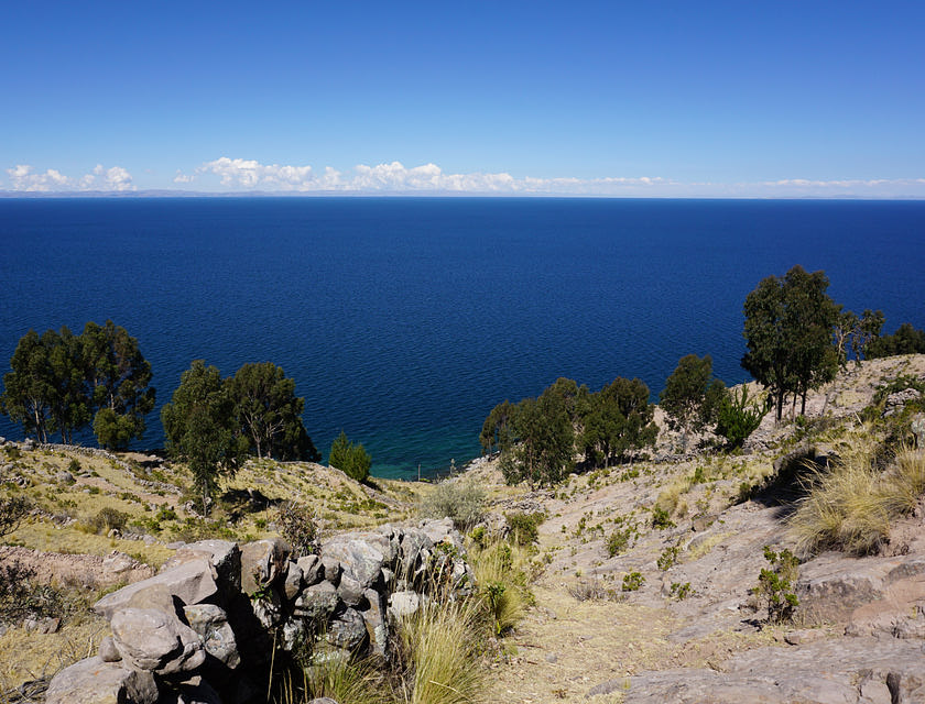 Vista del lago Titicaca desde una montaña en un viaje organizado por un negocio de tours a Titicaca.