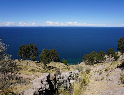 Vista del lago Titicaca desde una montaña en un viaje organizado por un negocio de tours a Titicaca.