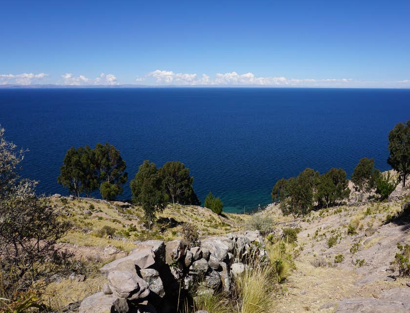 Vista del lago Titicaca desde una montaña en un viaje organizado por un negocio de tours a Titicaca.