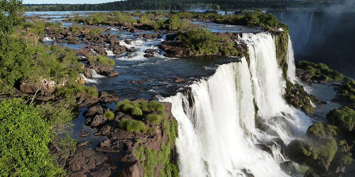 Vista de las cataratas de Iguazú en una excursión de un negocio de tours al triángulo dorado.