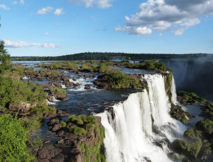 Vista de las cataratas de Iguazú en una excursión de un negocio de tours al triángulo dorado.