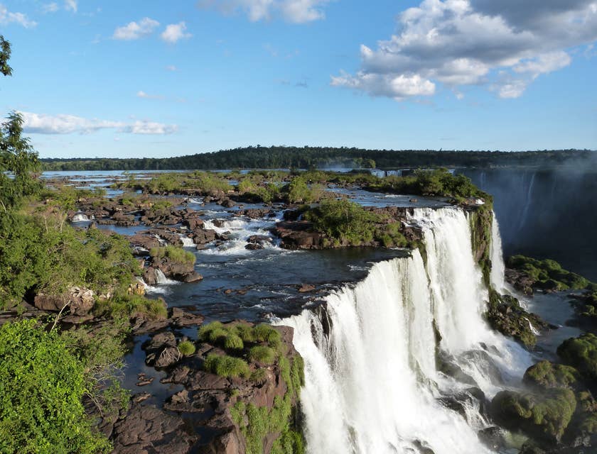 Vista de las cataratas de Iguazú en una excursión de un negocio de tours al triángulo dorado.