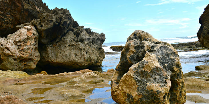 Vista de rocas y playa en Guajataca en un negocio de tours al Túnel de Guajataca.
