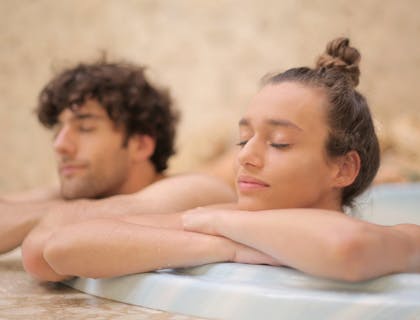 Una pareja recibiendo un tratamiento termal en un negocio de turismo balneario.