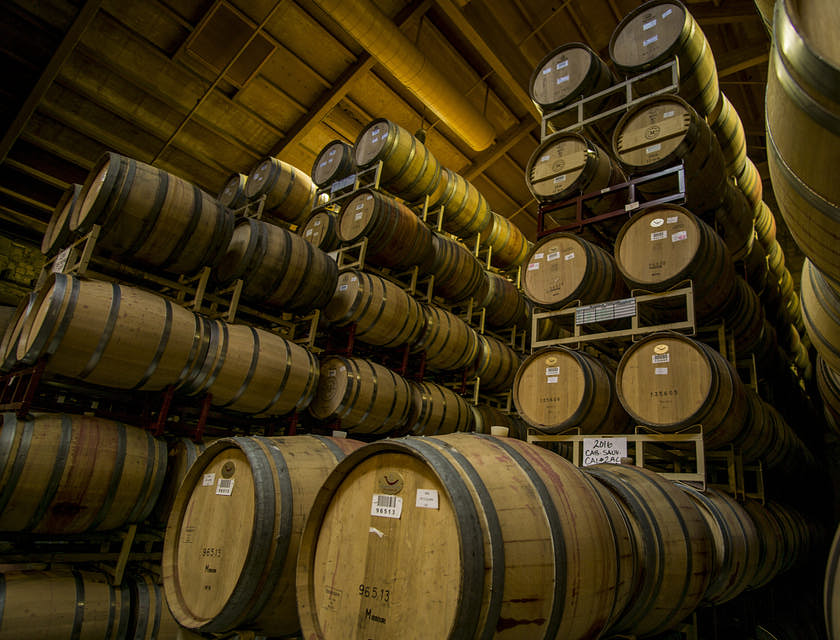 Bodega de barricas de vino de jerez.