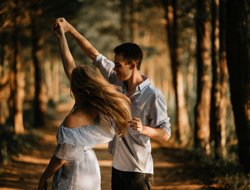 Una pareja bailando en medio del bosque en un negocio en pareja.
