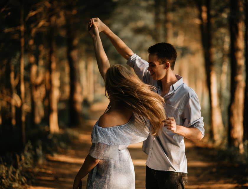 Una pareja bailando en medio del bosque en un negocio en pareja.