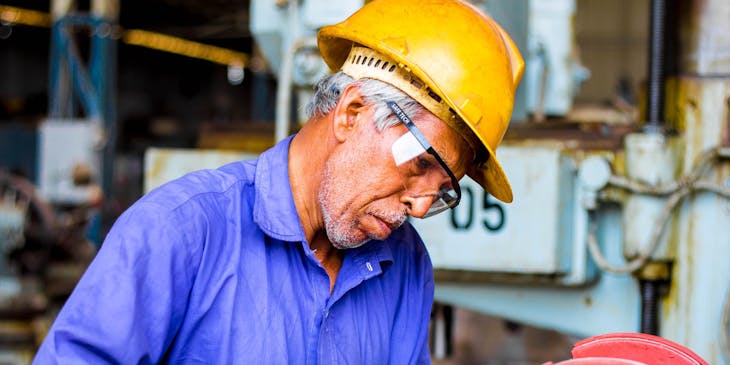 Hombre de bajos recursos trabajando en un negocio inclusivo.