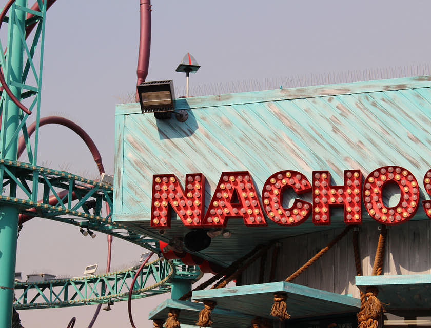 Un puesto de nachos con un letrero al frente que dice "nachos".
