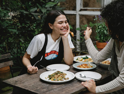 Dos mujeres comiendo en un restaurante chileno.