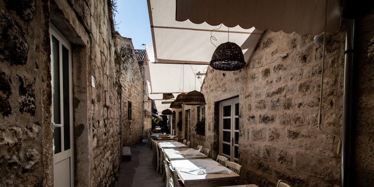 Un restaurante croata con un ambiente íntimo y rústico.