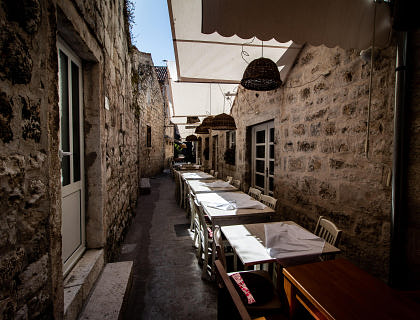 Un restaurante croata con un ambiente íntimo y rústico.