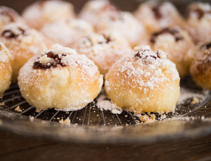 Plato con dumplings de ciruela en un restaurante de comida checa.