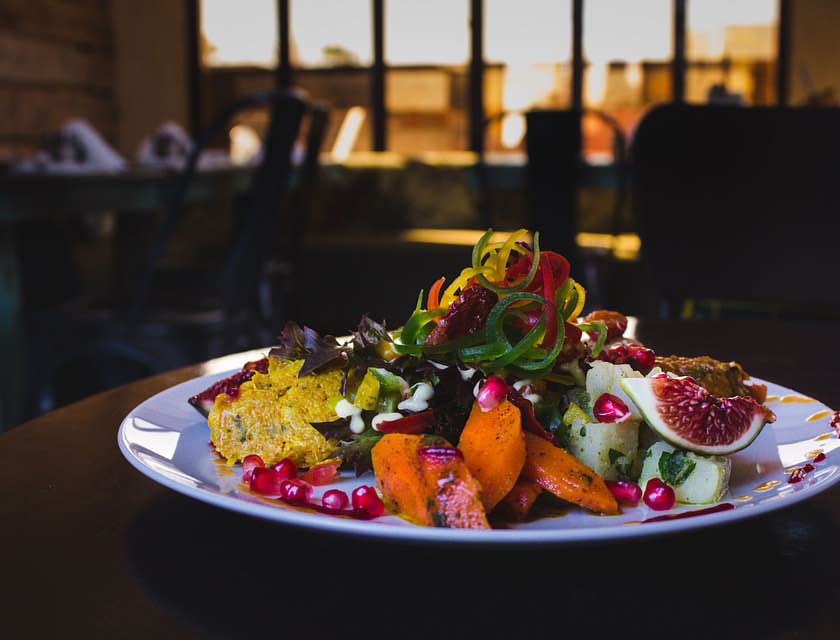 Plato de comida israelí típica en un restaurante de comida israelí.