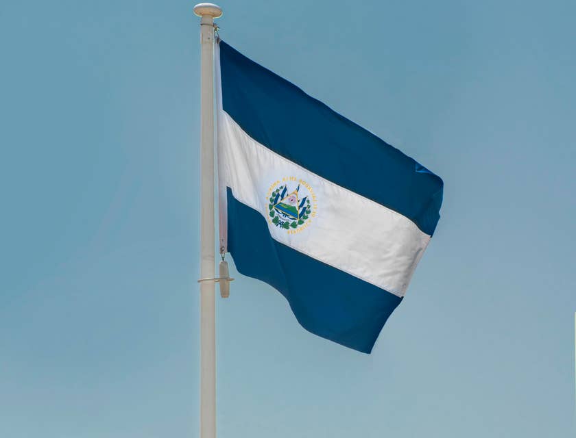 Una bandera de El Salvador ondeando en un restaurante de comida salvadoreña.