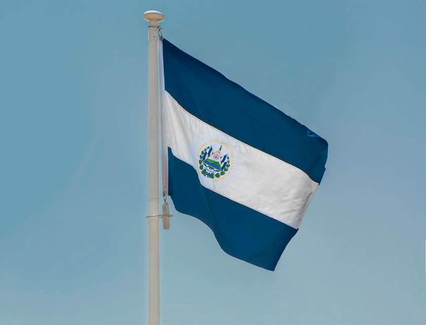 Una bandera de El Salvador ondeando en un restaurante de comida salvadoreña.