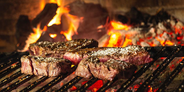 Carnes a las brasas en una parrilla de carbón en un restaurante de comida texana.