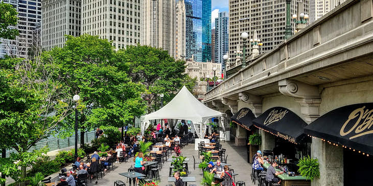 Un restaurante de comida típica de Chicago en medio del centro de Chicago.