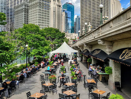 Un restaurante de comida típica de Chicago en medio del centro de Chicago.